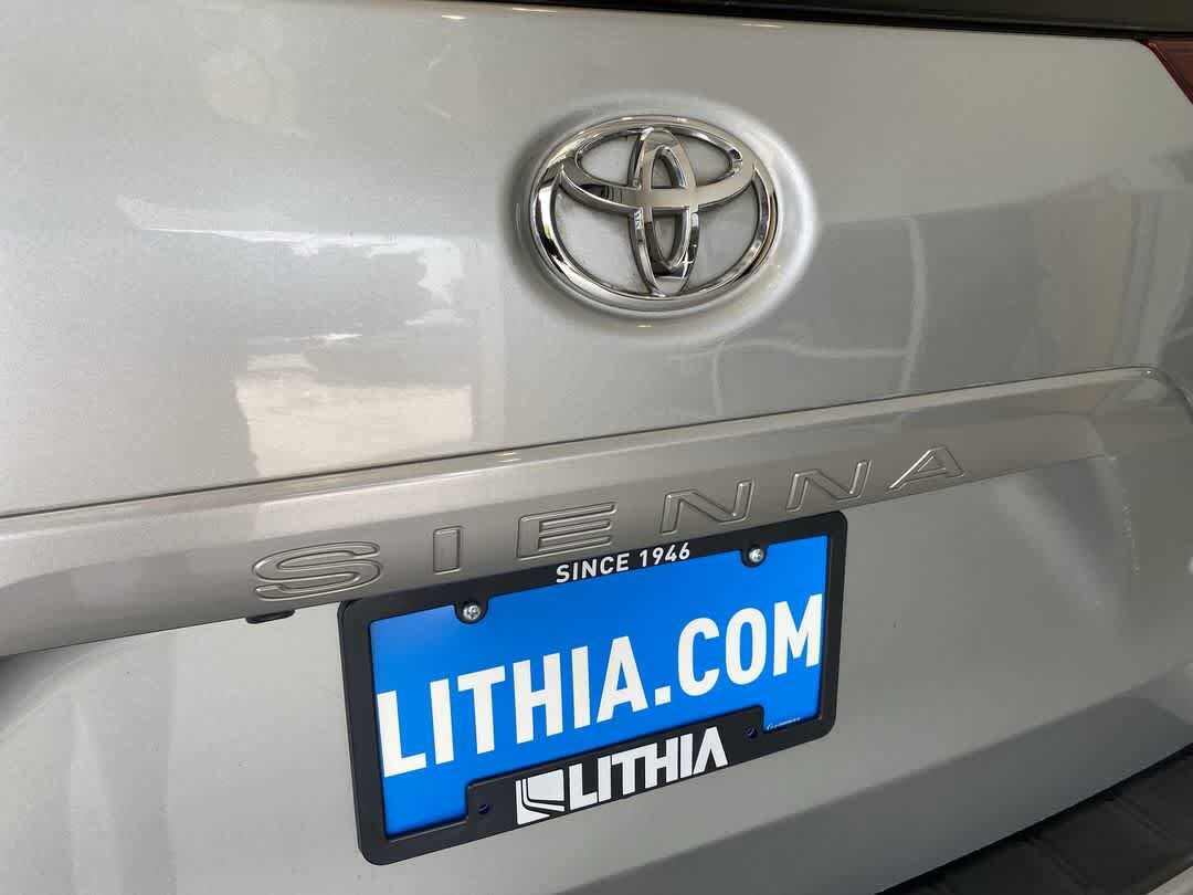 Thumbnail: 2019 Toyota Sienna - 10