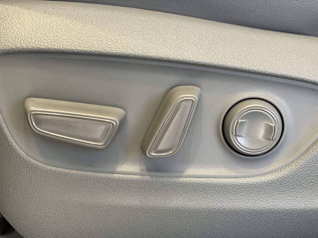 Thumbnail: 2023 Toyota Highlander - 15