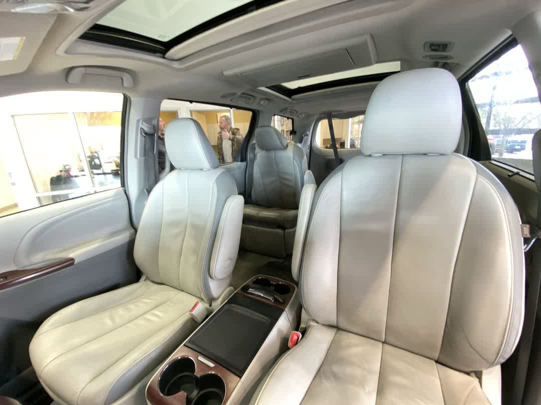 Thumbnail: 2014 Toyota Sienna - 13
