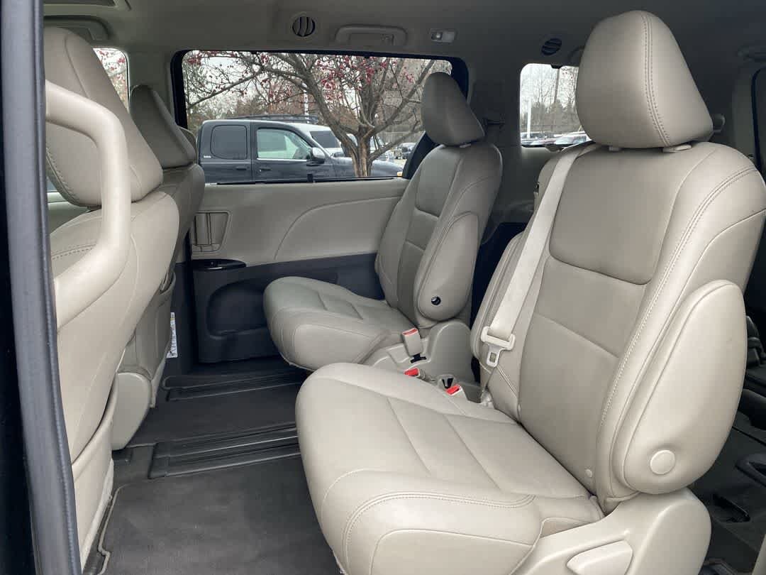 Thumbnail: 2020 Toyota Sienna - 23
