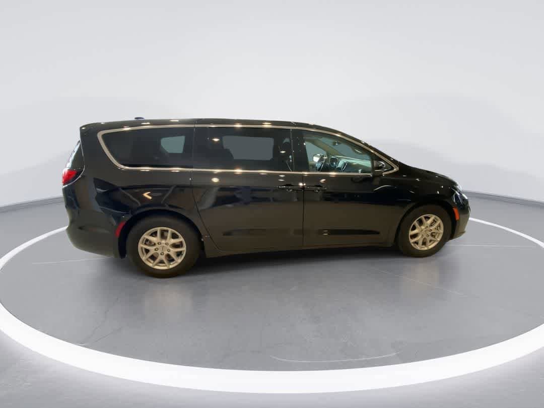 Thumbnail: 2023 Chrysler Pacifica - 9