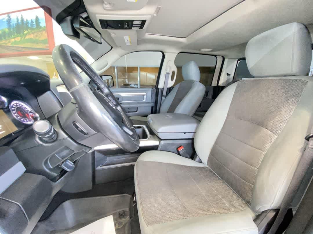 Thumbnail: 2019 RAM 1500 Classic - 14