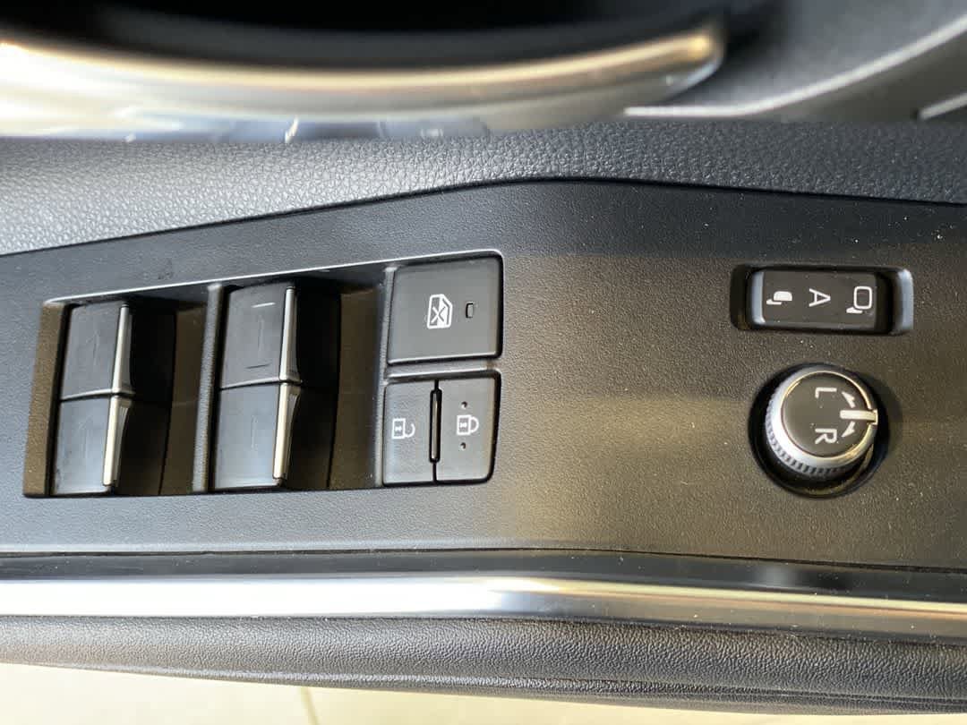 Thumbnail: 2023 Toyota Highlander - 16