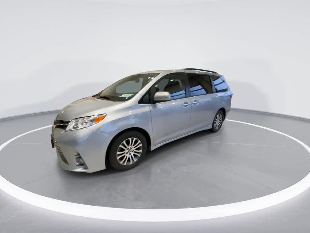 Thumbnail: 2019 Toyota Sienna - 4