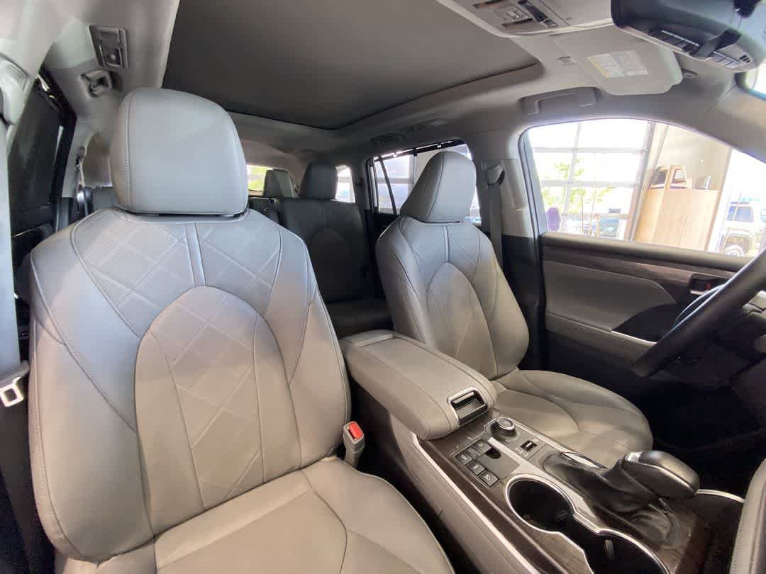 Thumbnail: 2023 Toyota Highlander - 28