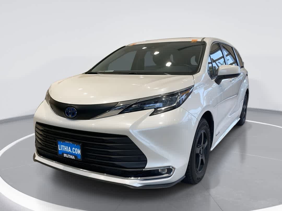2021 Toyota Sienna XLE 7-Passenger Hybrid FWD's photo