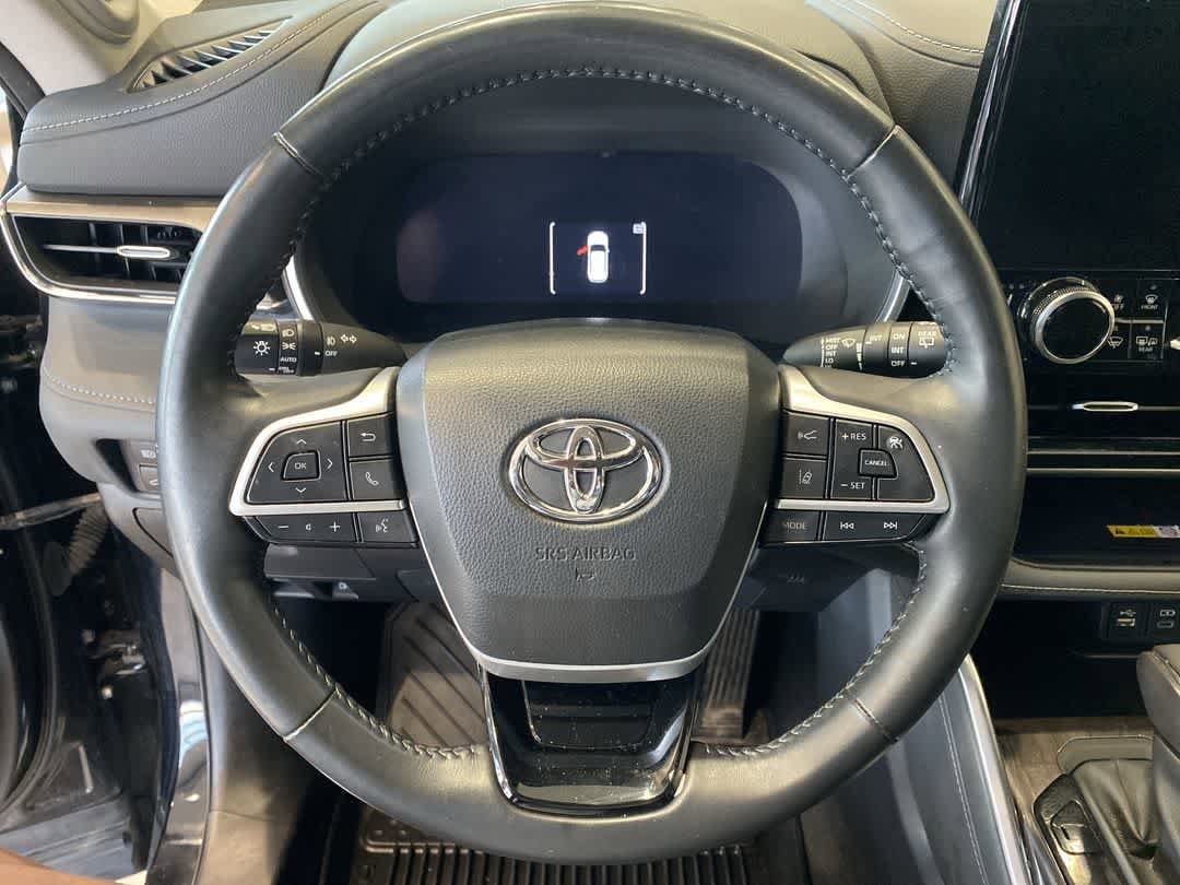 Thumbnail: 2023 Toyota Highlander - 16