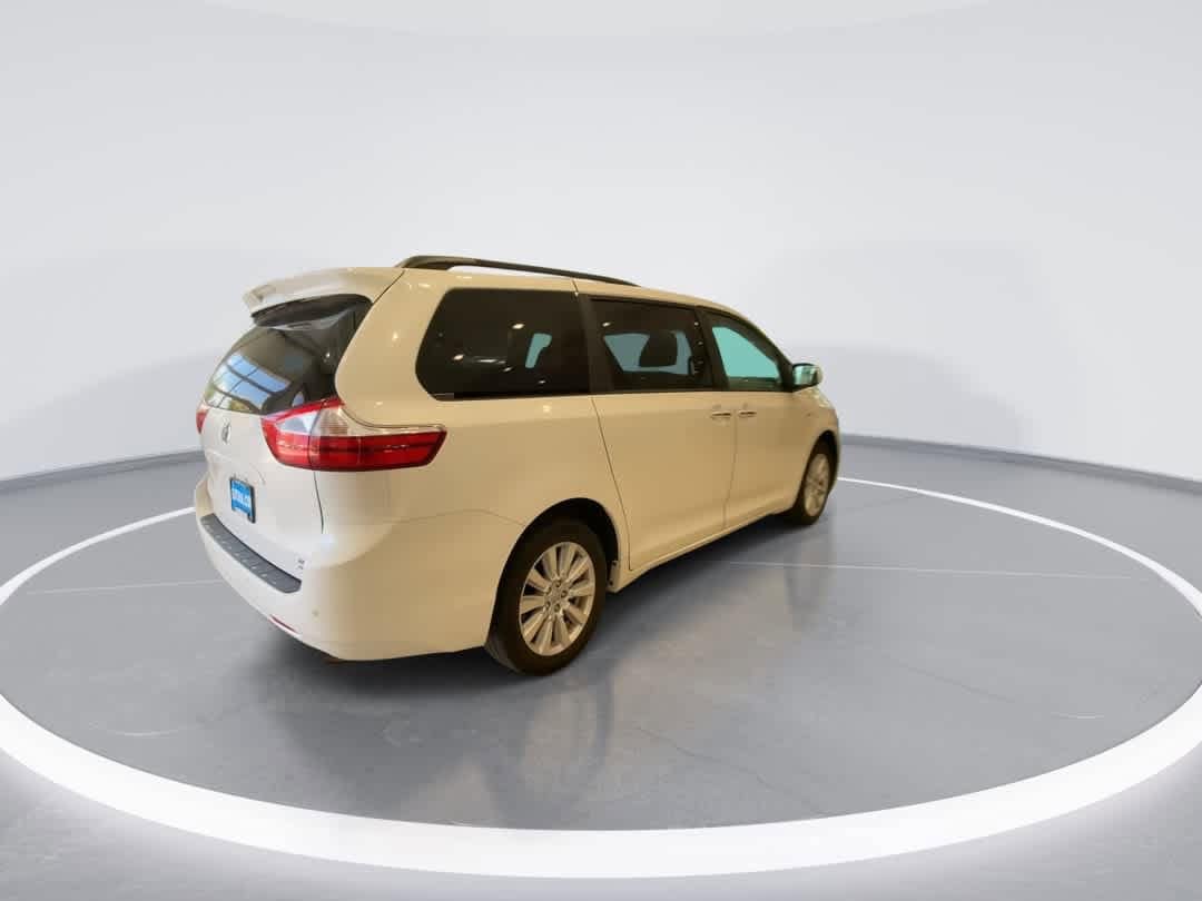 Thumbnail: 2017 Toyota Sienna - 8