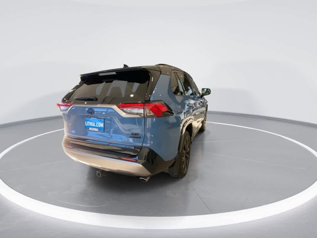 Thumbnail: 2022 Toyota RAV4 - 8