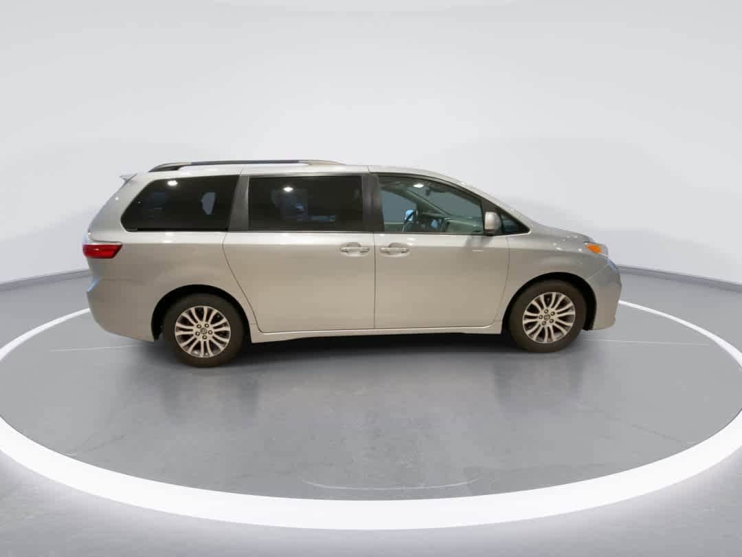 Thumbnail: 2019 Toyota Sienna - 9