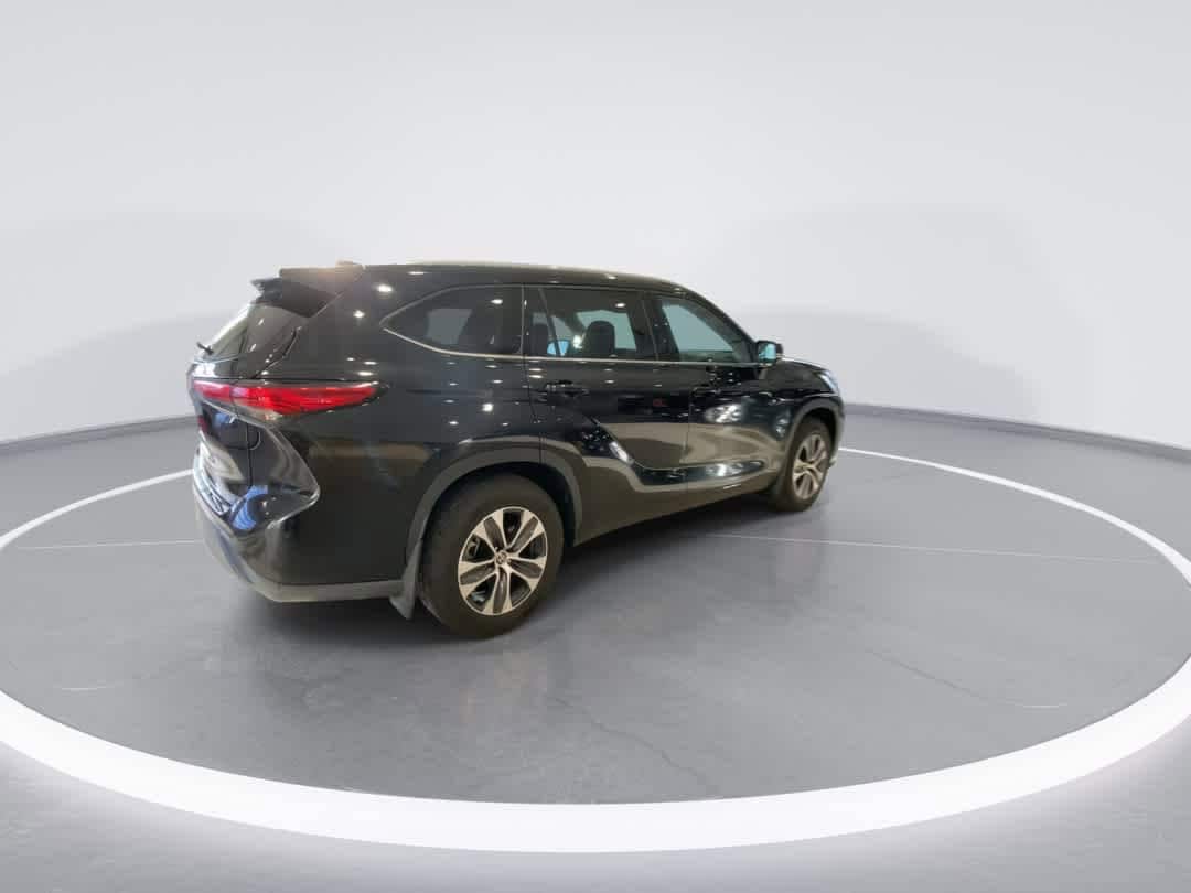 Thumbnail: 2022 Toyota Highlander - 8