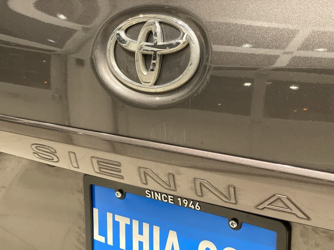 Thumbnail: 2017 Toyota Sienna - 10