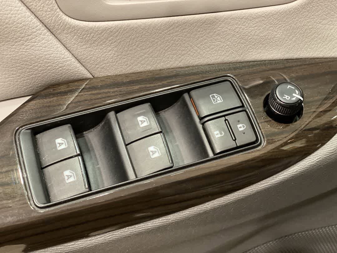 Thumbnail: 2017 Toyota Sienna - 15