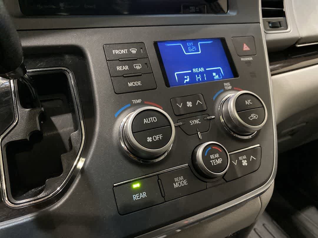 Thumbnail: 2017 Toyota Sienna - 21