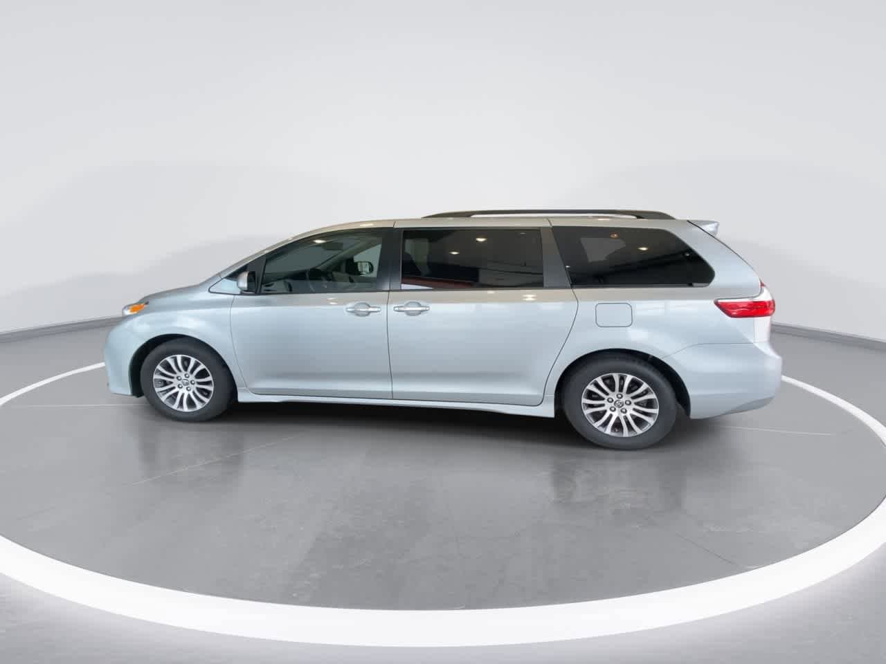 Thumbnail: 2019 Toyota Sienna - 5