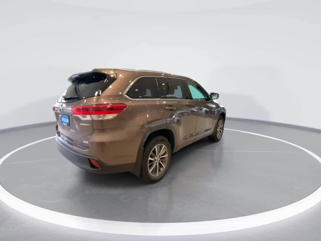 Thumbnail: 2019 Toyota Highlander - 8