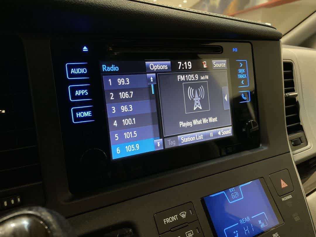 Thumbnail: 2017 Toyota Sienna - 18