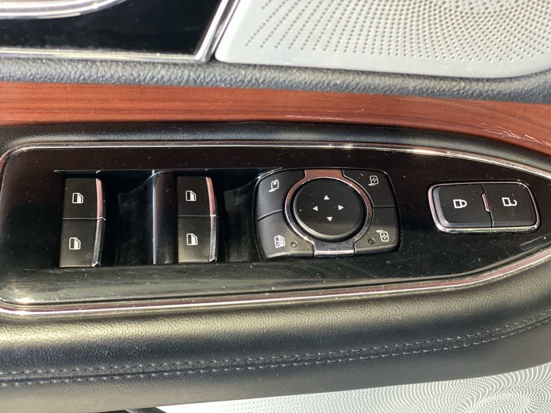 Thumbnail: 2020 Lincoln Navigator L - 16