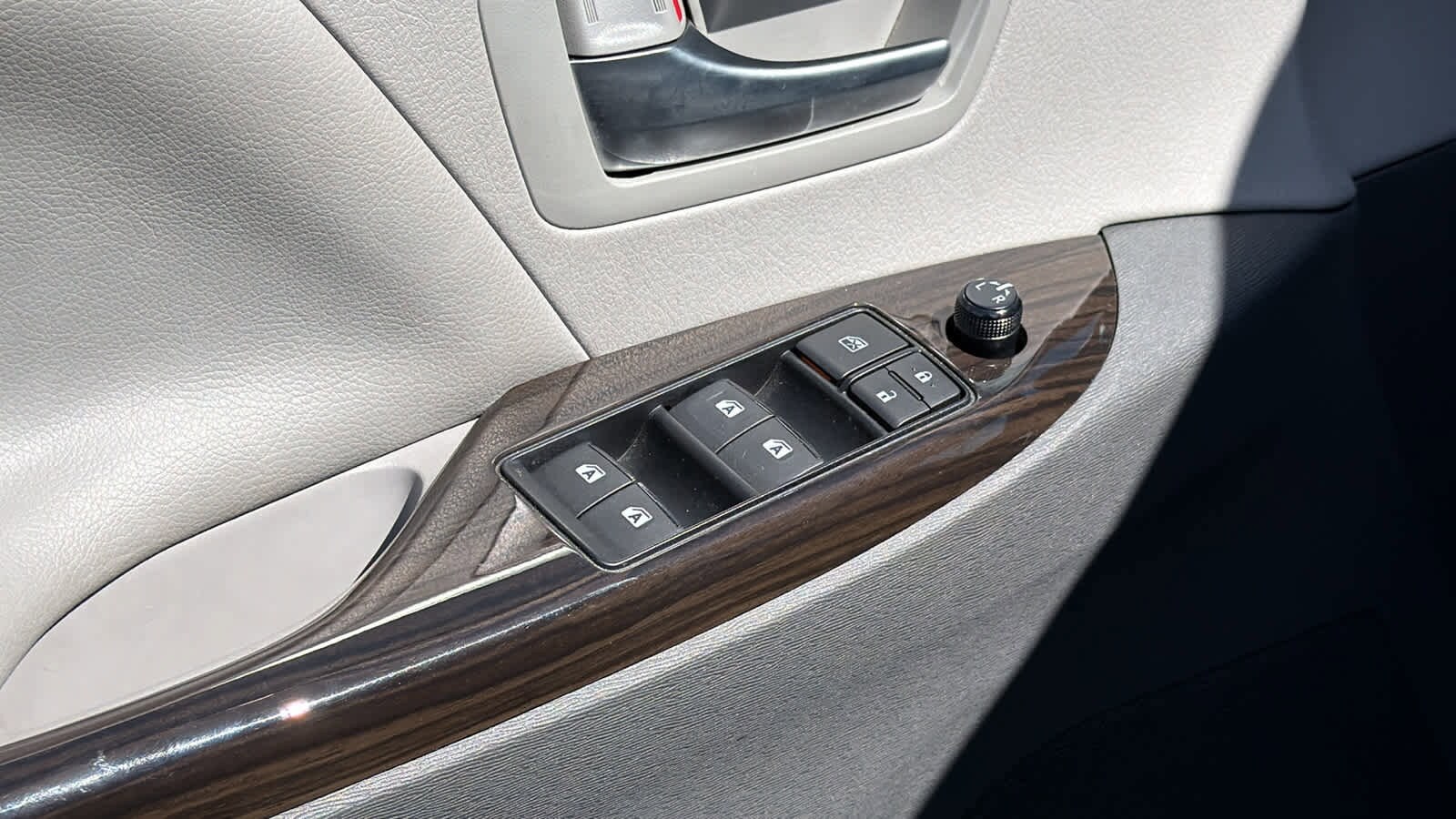 Thumbnail: 2017 Toyota Sienna - 22