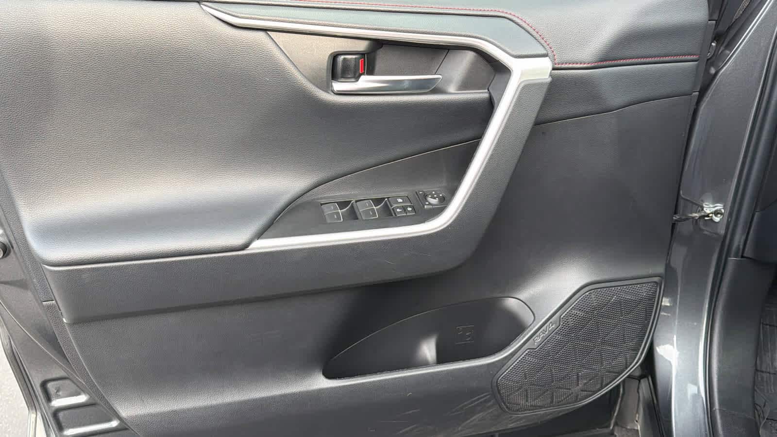 Thumbnail: 2022 Toyota RAV4 - 23