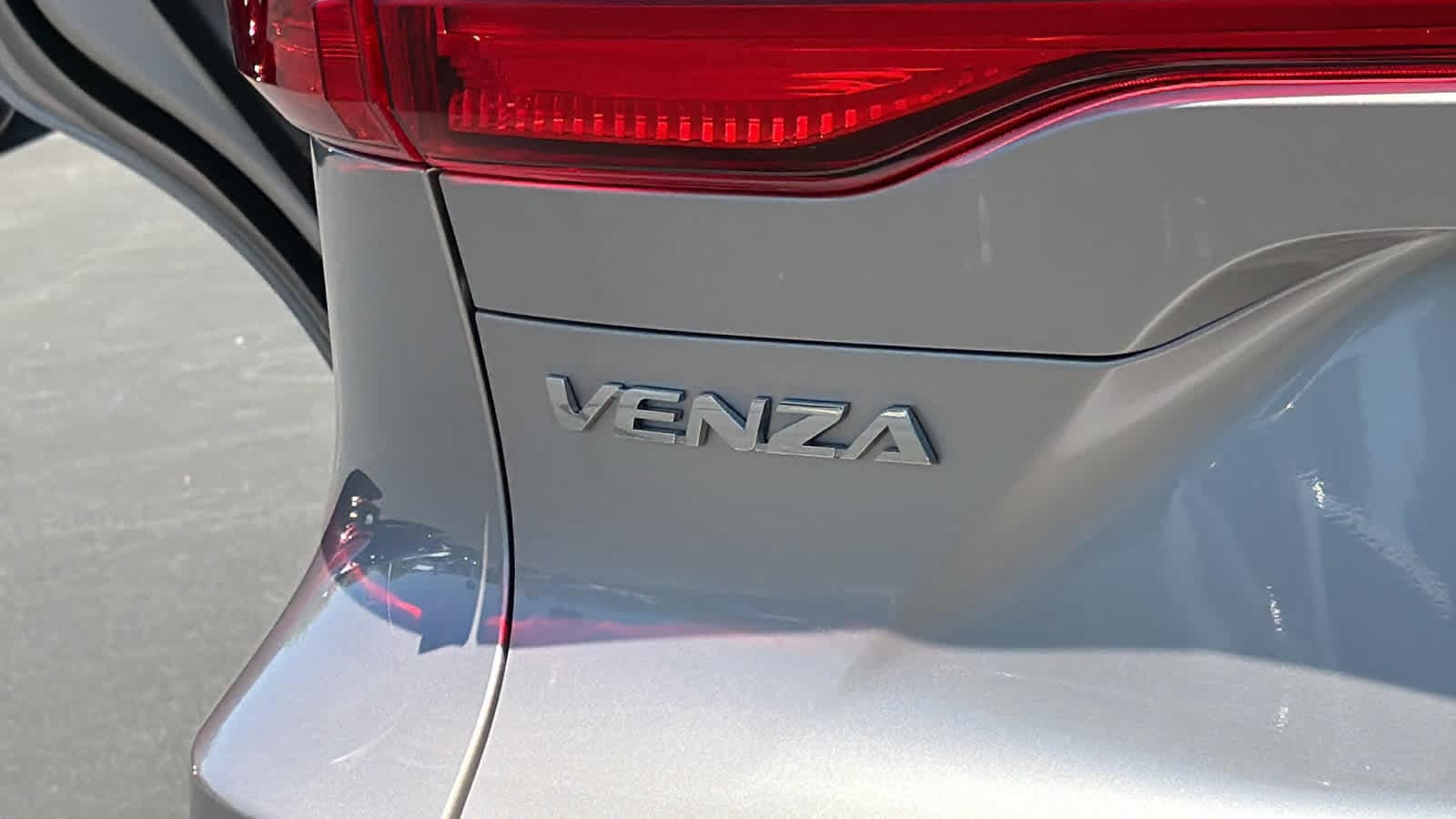 2024 Toyota Venza LE - Photo 28