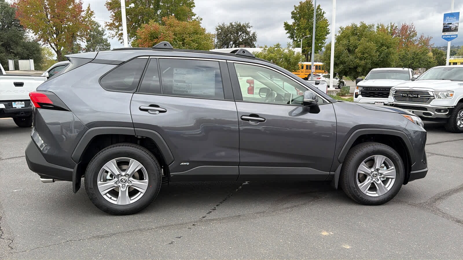 2025 Toyota RAV4 Hybrid XLE photo 4