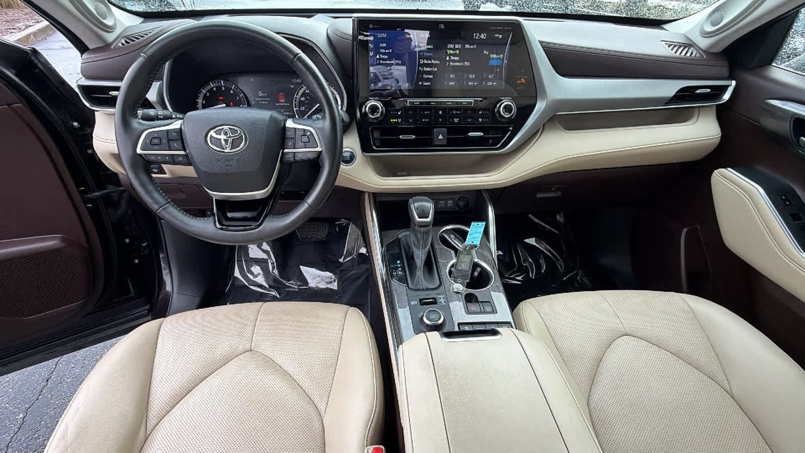 Thumbnail: 2022 Toyota Highlander - 26