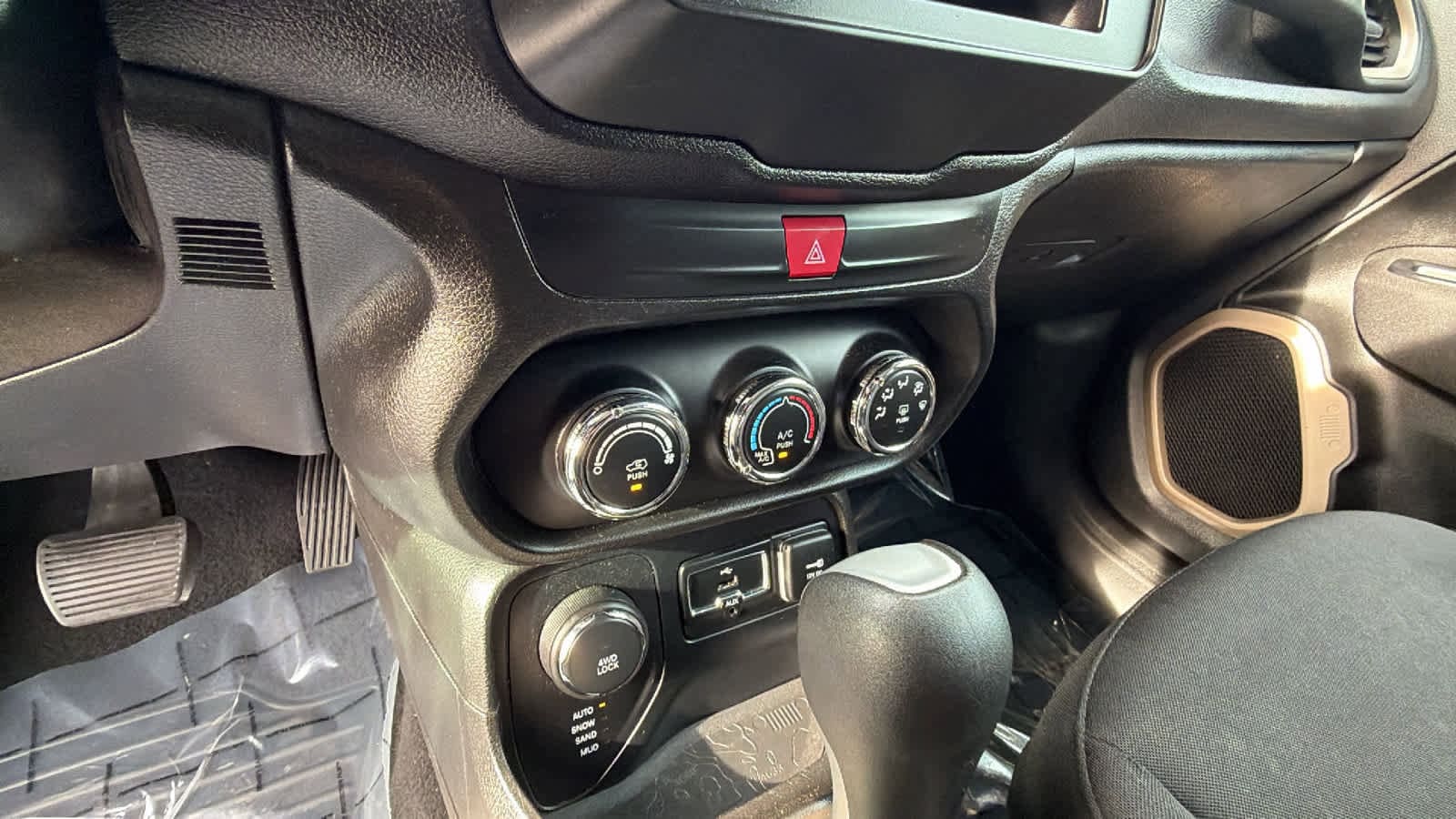 Thumbnail: 2017 Jeep Renegade - 14