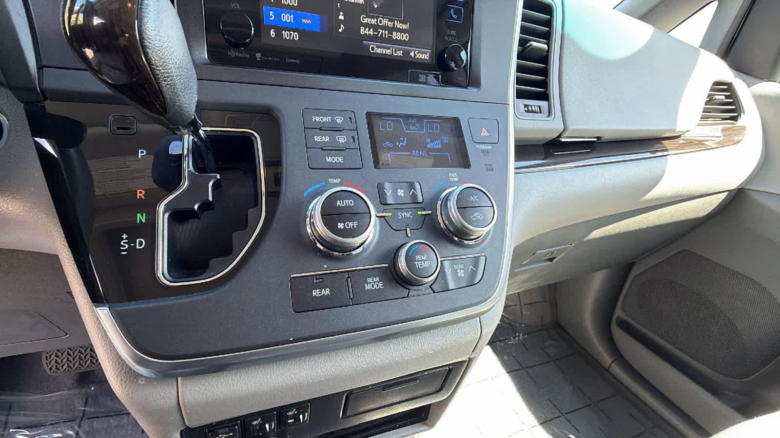 Thumbnail: 2017 Toyota Sienna - 14