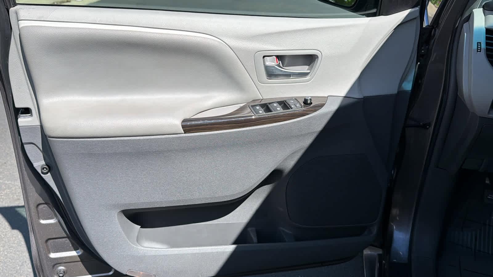 Thumbnail: 2017 Toyota Sienna - 23