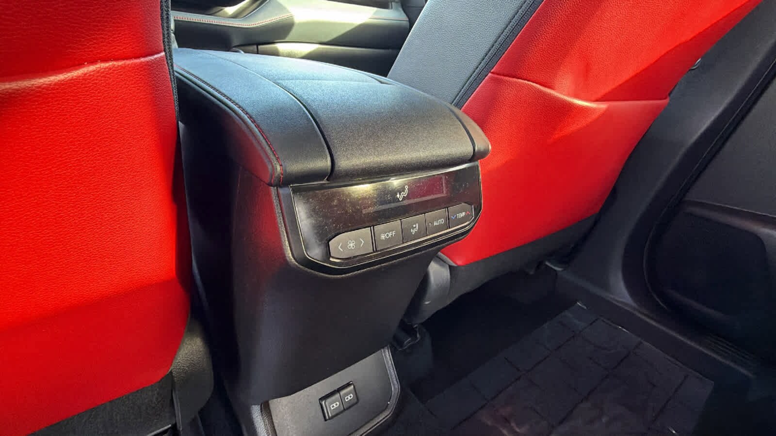 Thumbnail: 2022 Toyota Highlander - 25