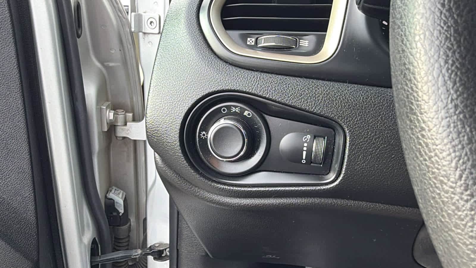 Thumbnail: 2017 Jeep Renegade - 16