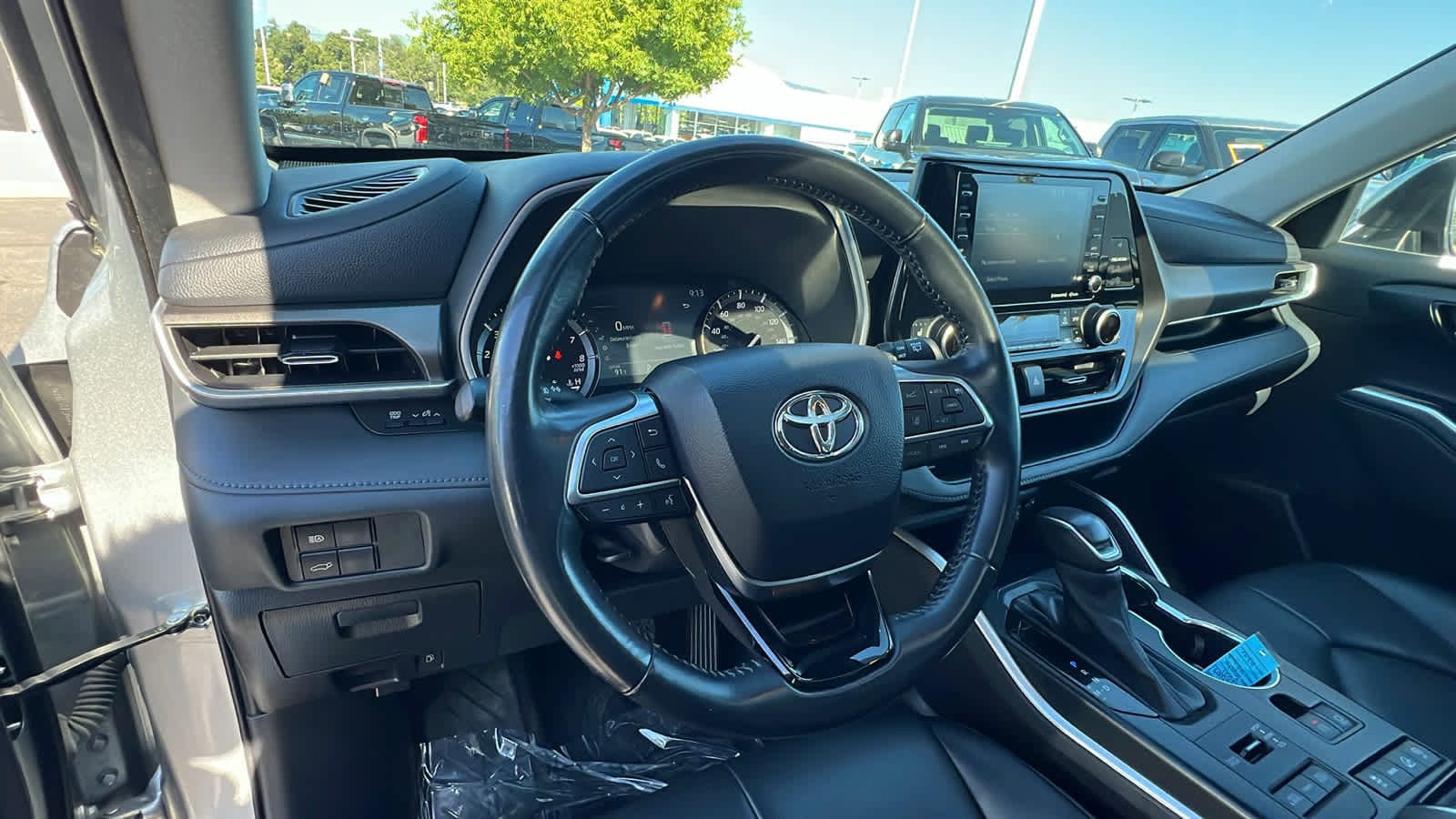 Used 2021 Toyota Highlander XLE with VIN 5TDGZRBH1MS544103 for sale in Redding, CA