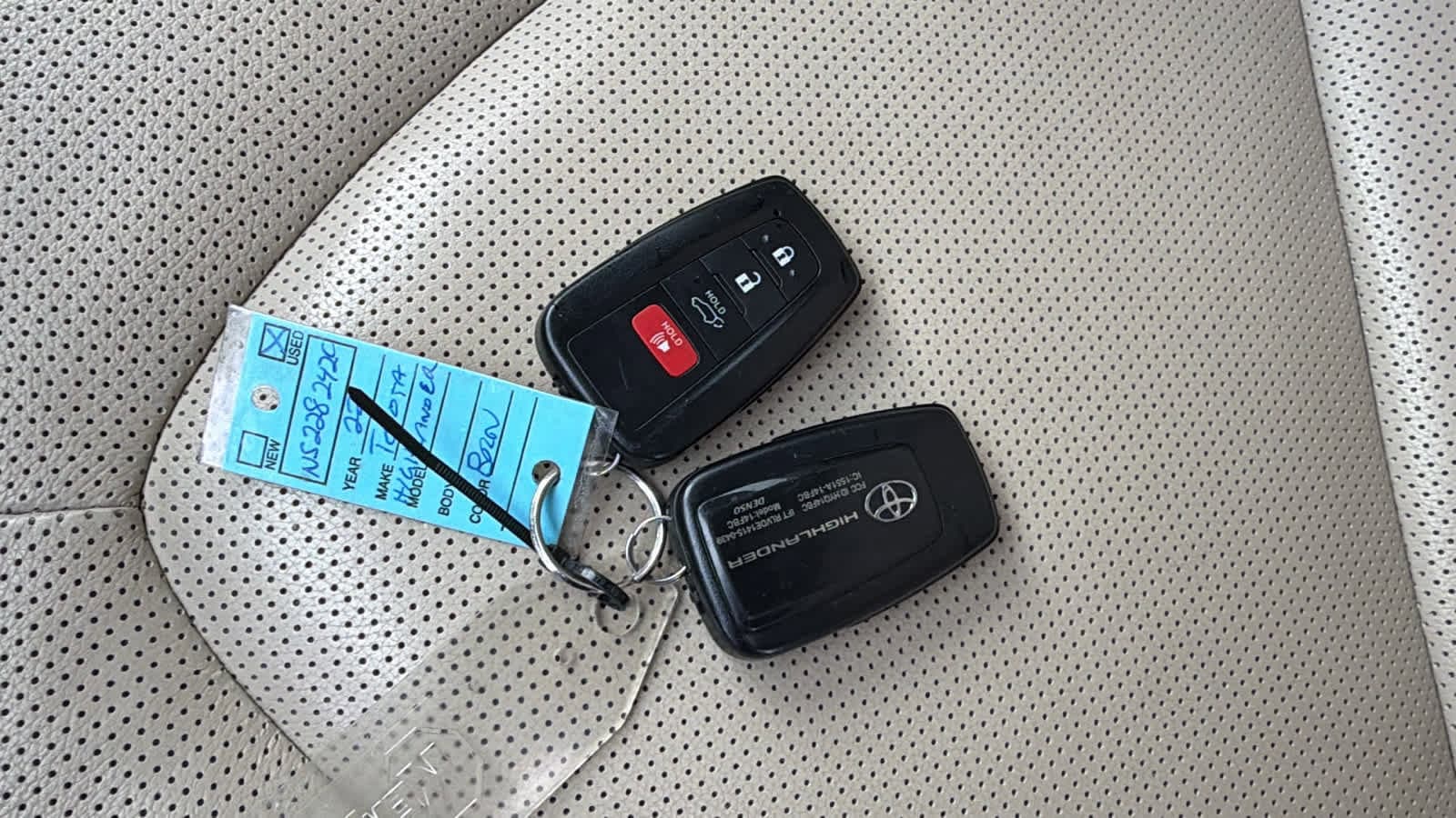 Thumbnail: 2022 Toyota Highlander - 29