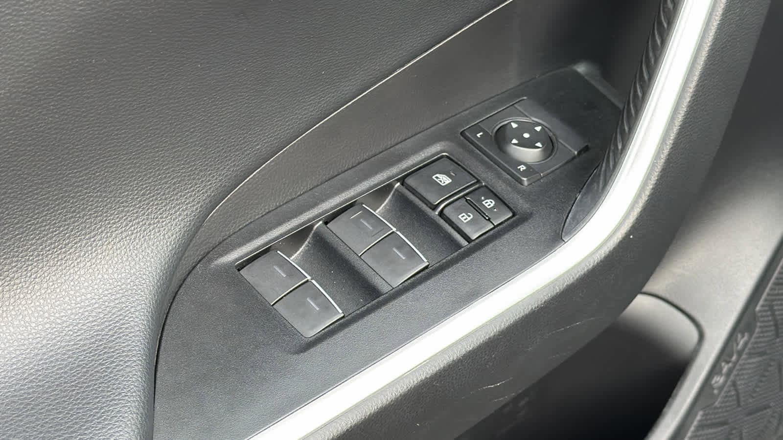 Thumbnail: 2022 Toyota RAV4 - 22