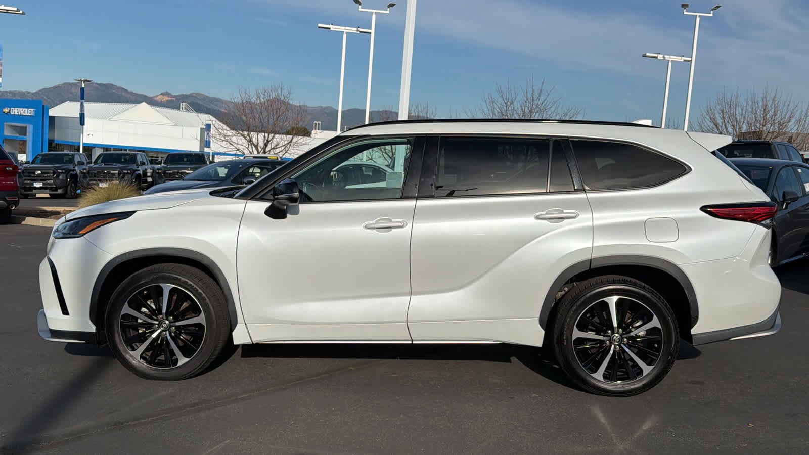 Thumbnail: 2022 Toyota Highlander - 8