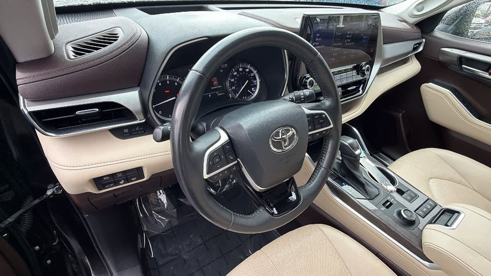 Thumbnail: 2022 Toyota Highlander - 10