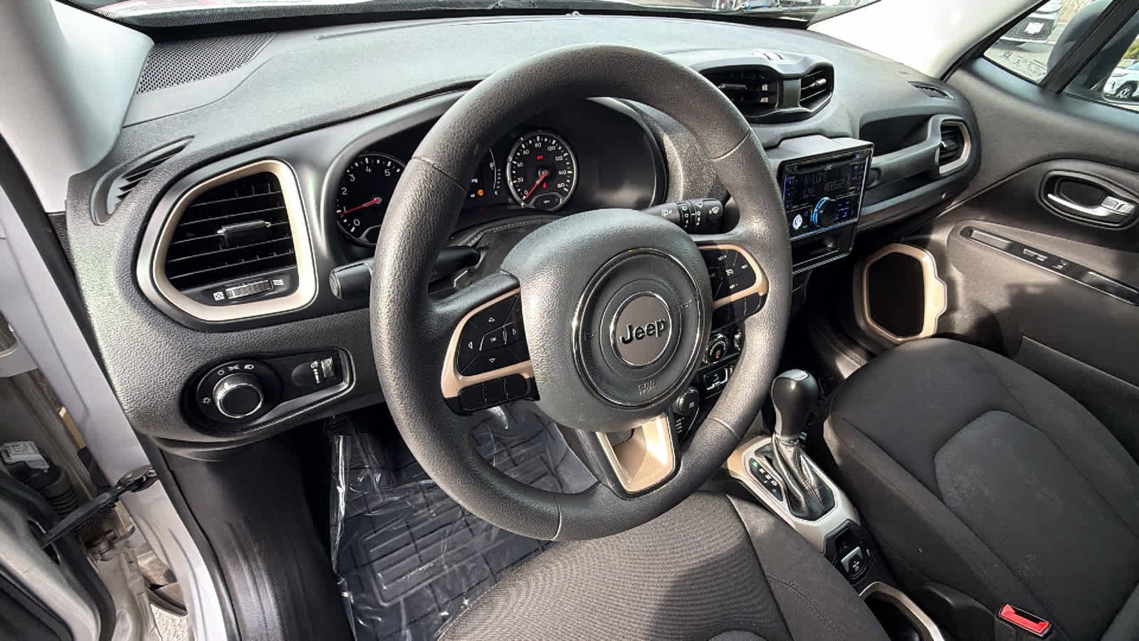 Thumbnail: 2017 Jeep Renegade - 10