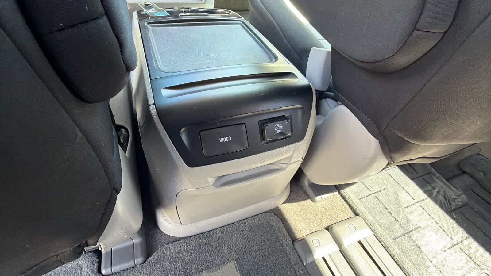 Thumbnail: 2017 Toyota Sienna - 25