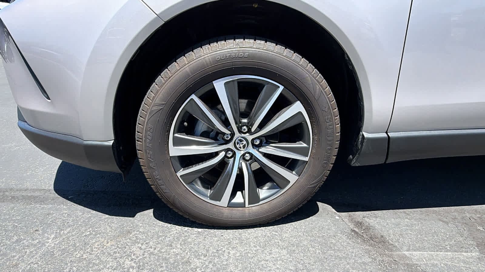 2024 Toyota Venza LE - Photo 9