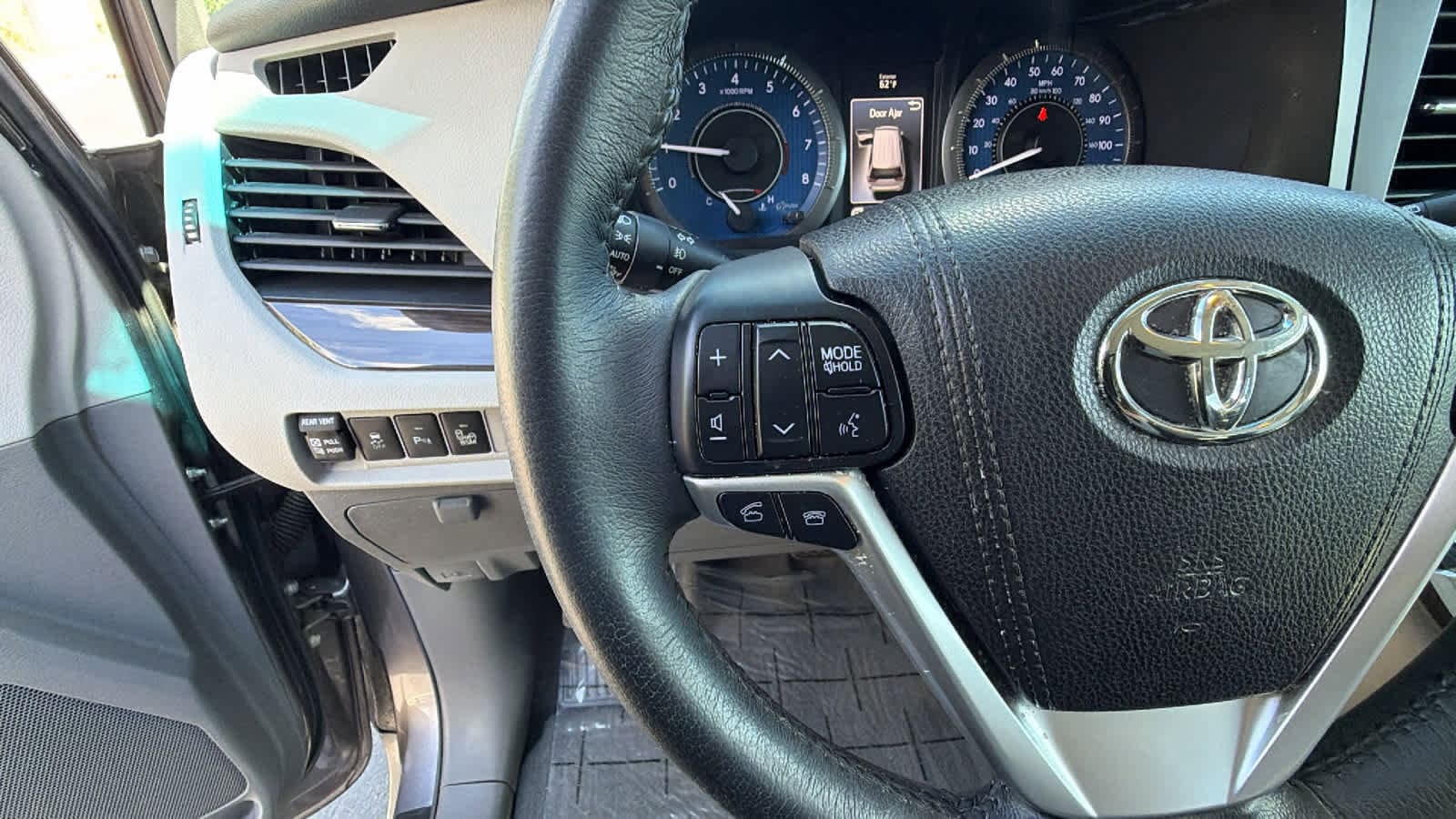 Thumbnail: 2017 Toyota Sienna - 19