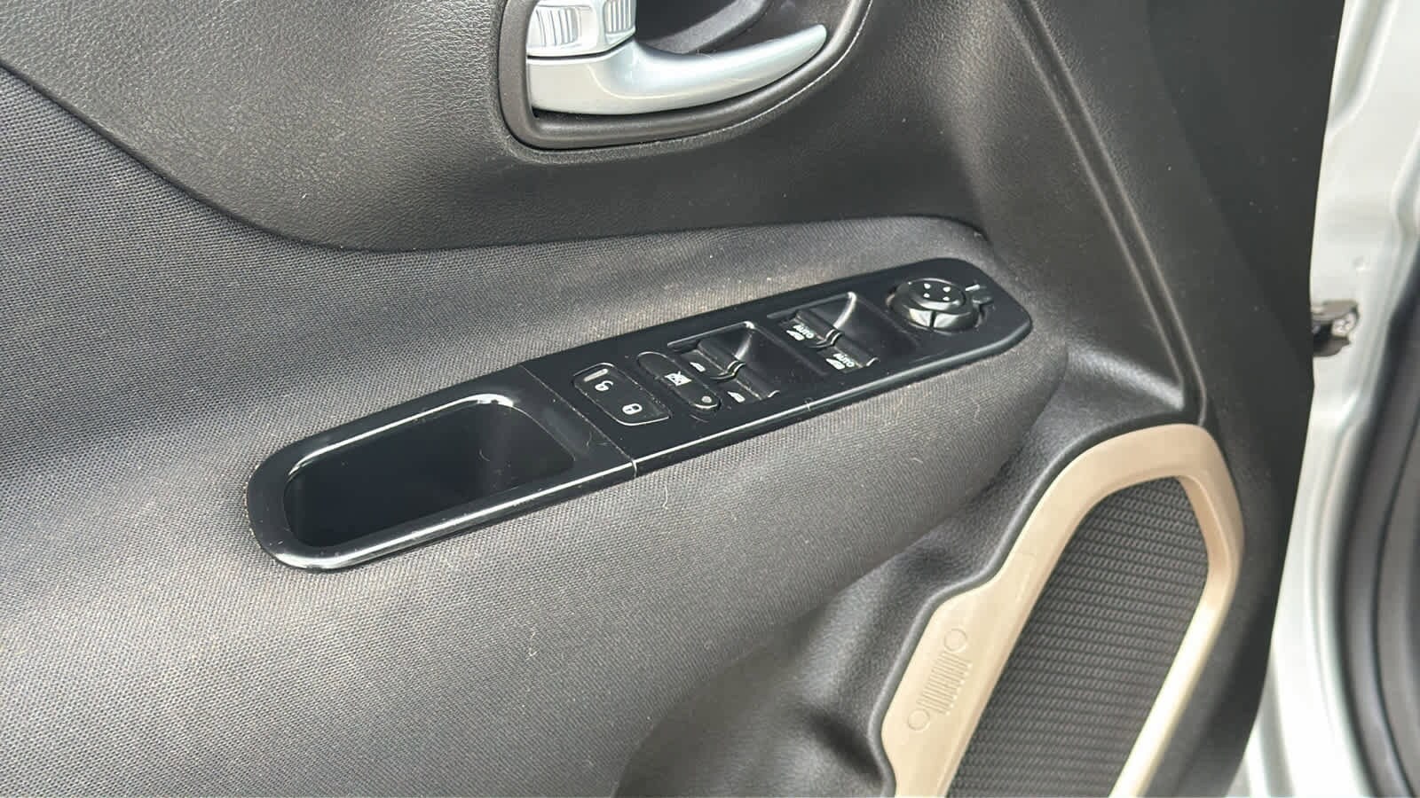 Thumbnail: 2017 Jeep Renegade - 22