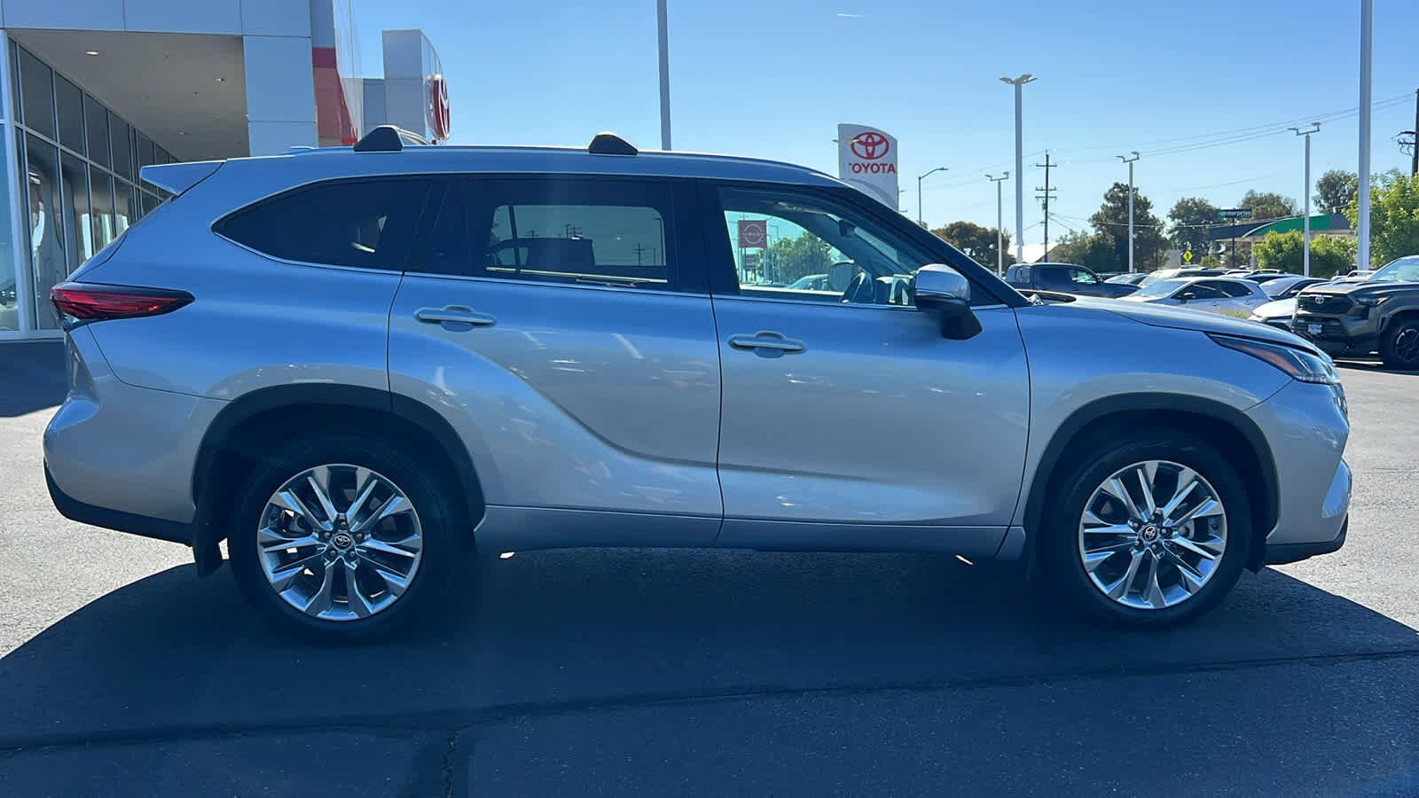 2023 Toyota Highlander Limited photo 3