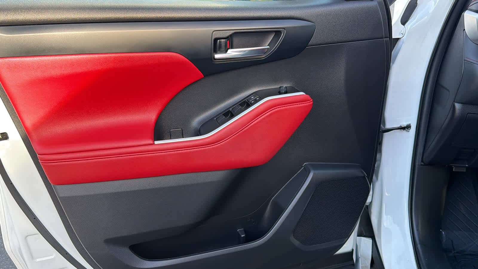 Thumbnail: 2022 Toyota Highlander - 23