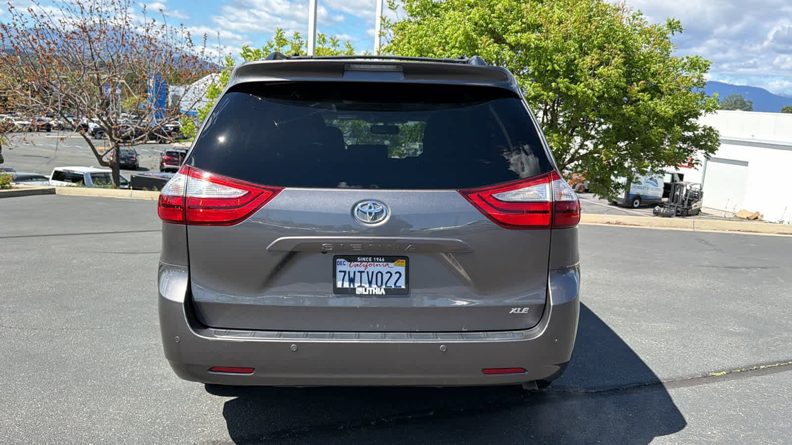 Thumbnail: 2017 Toyota Sienna - 6