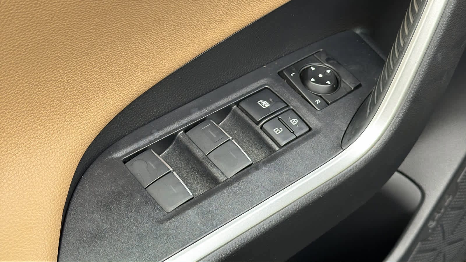 Thumbnail: 2022 Toyota RAV4 - 22