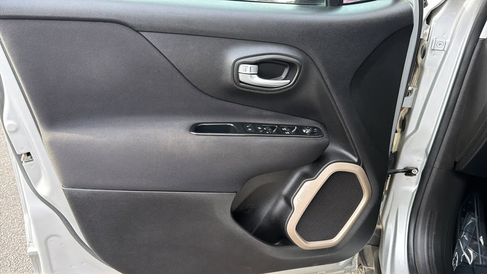 Thumbnail: 2017 Jeep Renegade - 23