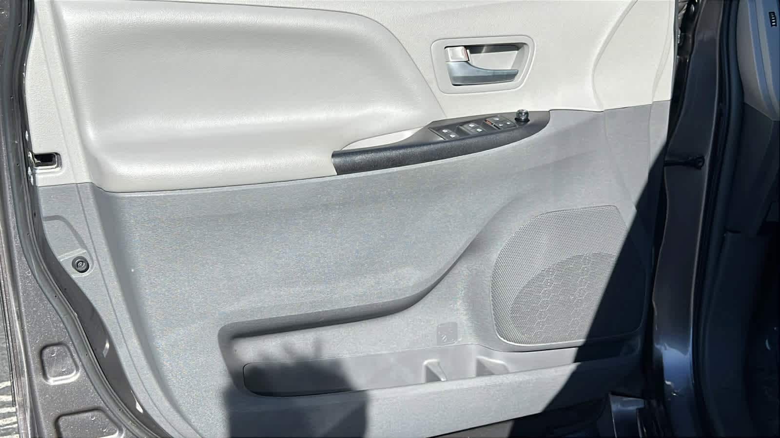 2019 Toyota Sienna LE 23