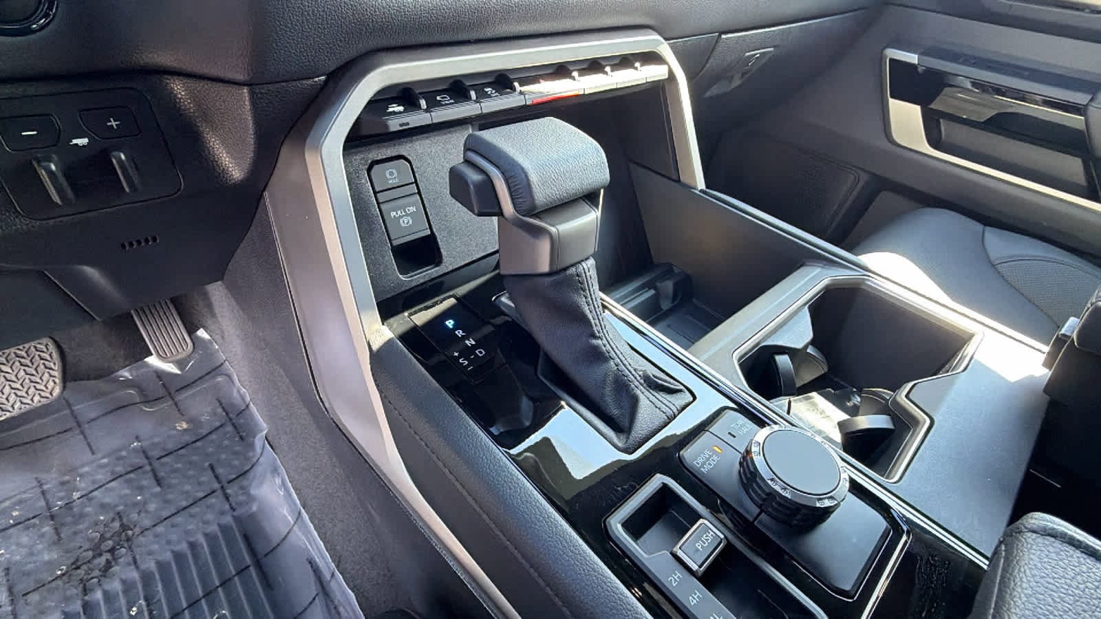 2025 Toyota Tundra Limited - Photo 13