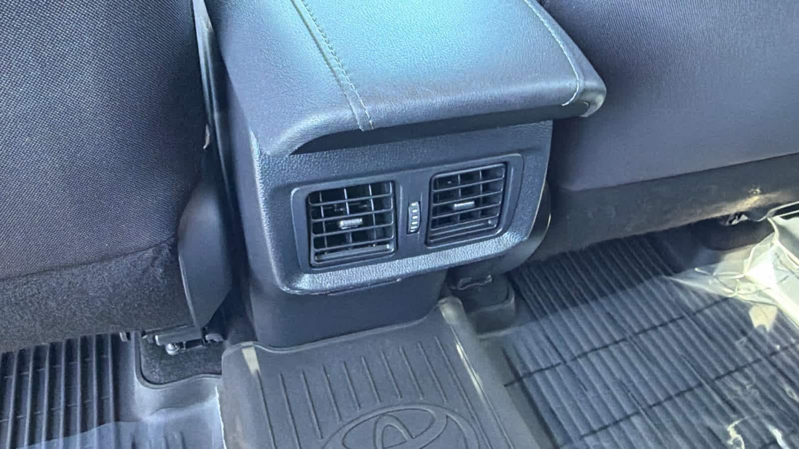 2024 Toyota Venza LE - Photo 25